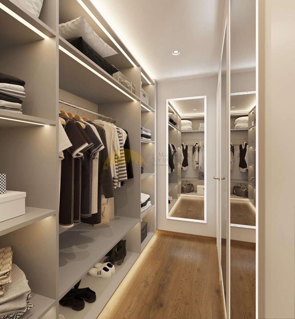  WALK IN CLOSET