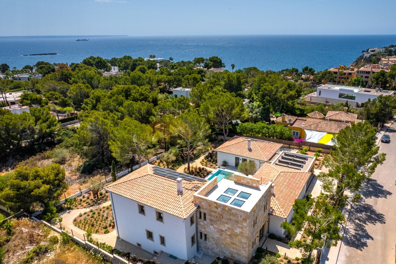 Neubau Villa in absolut ruhiger Lage mit herrlicher Aussicht Neubau Villa in absolut ruhiger Lage mit herrlicher Aussicht