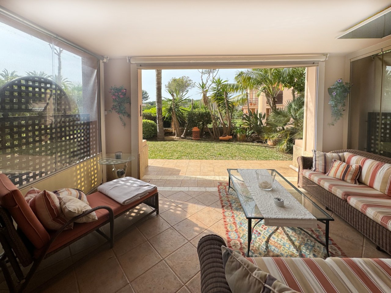 Terrasse mit Blick in den garten