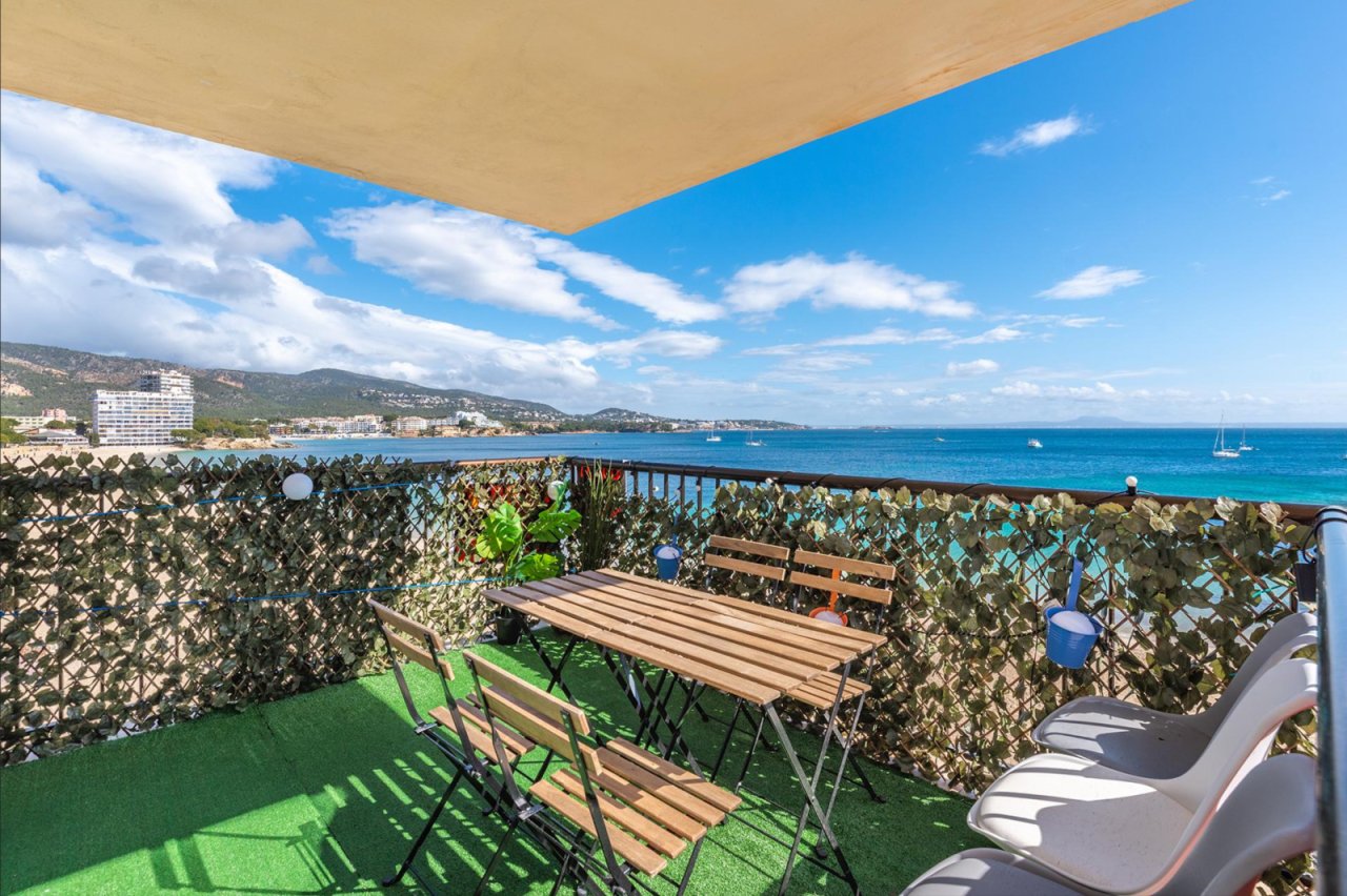 Balkon mit Aussicht auf das Meer