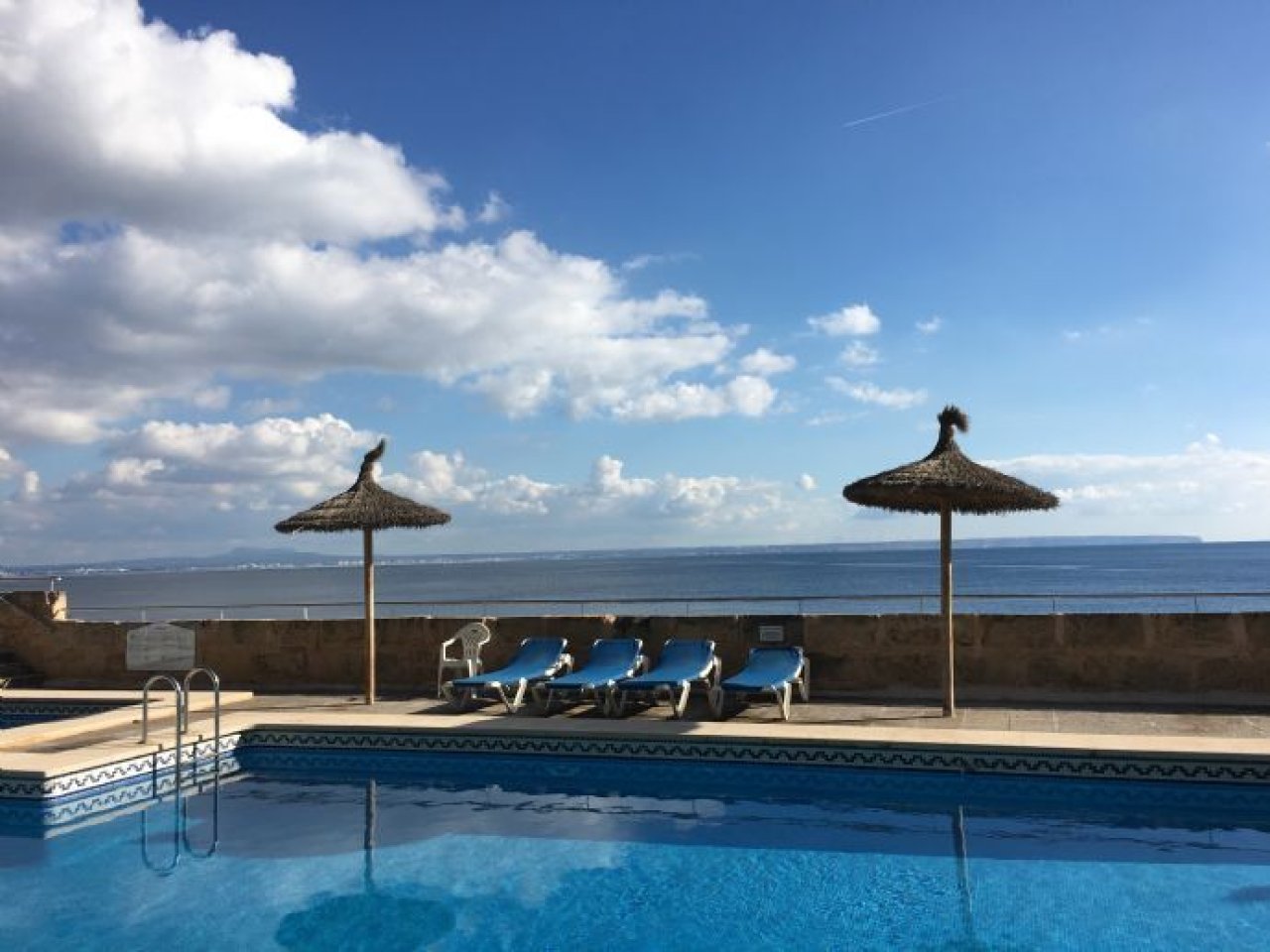 Pool mit Blick auf das Meer