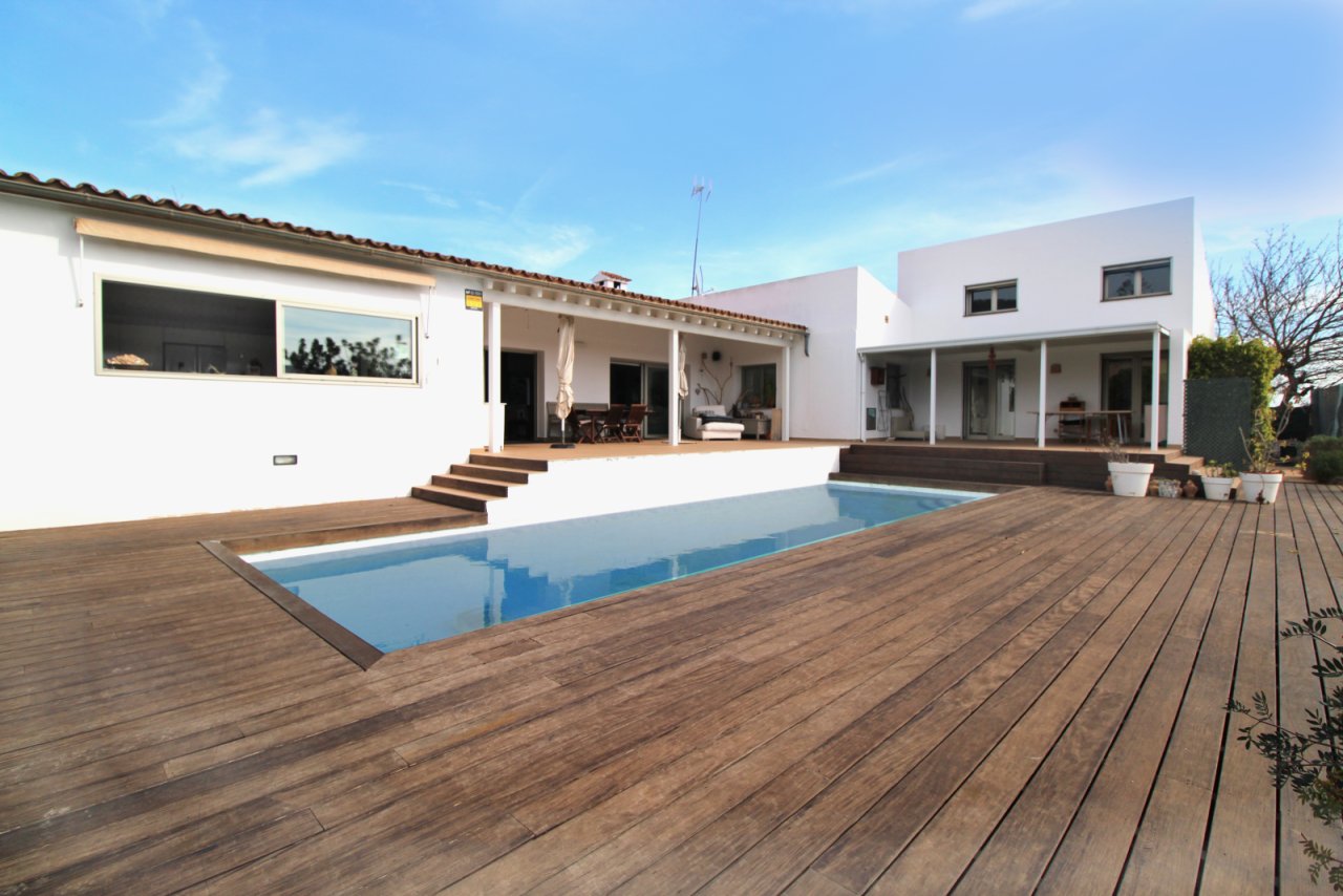 Pool mit Blick auf die Terrasse