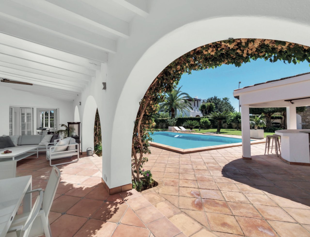 Terrasse mit Blick zum Pool