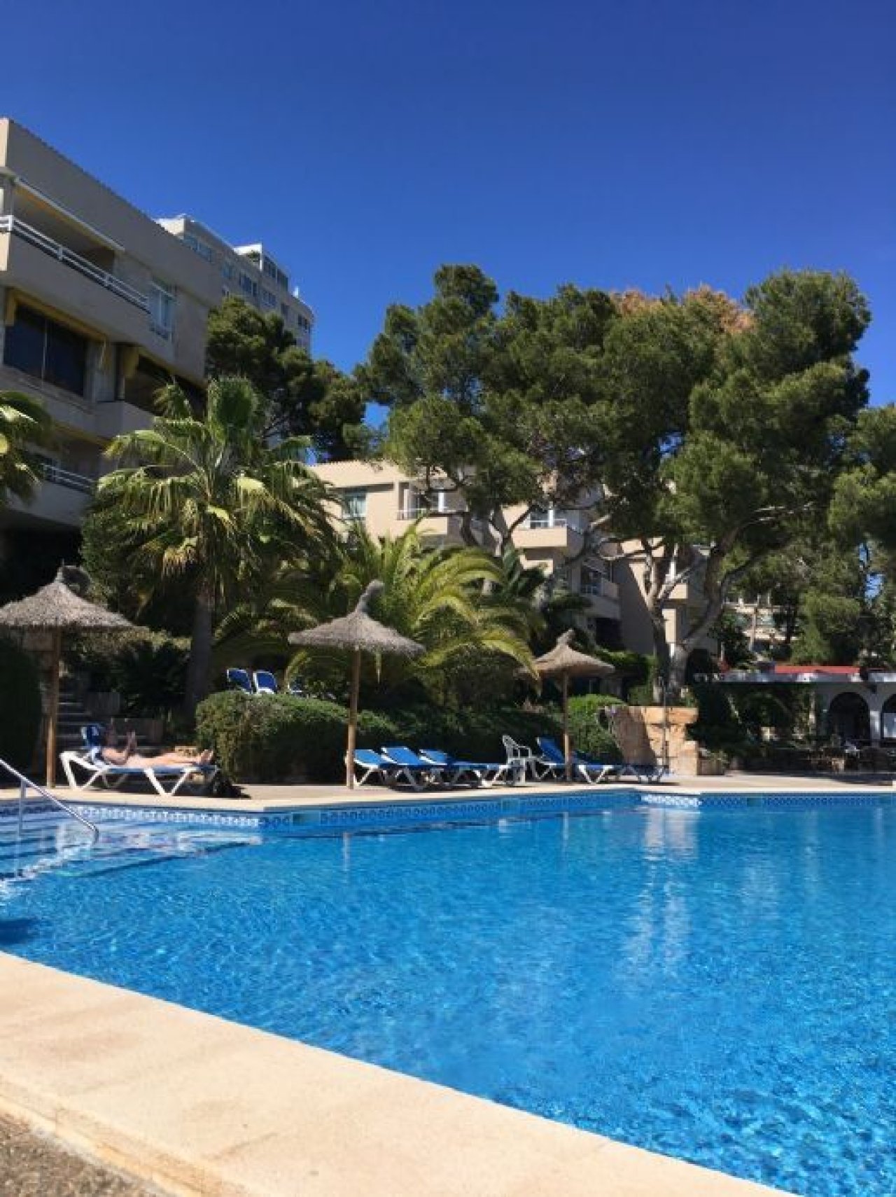 Piscina con vistas al mar.