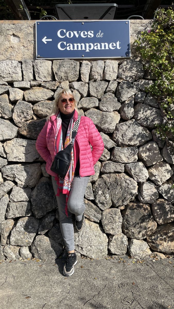 Claudia vor der Höhle in Campanet