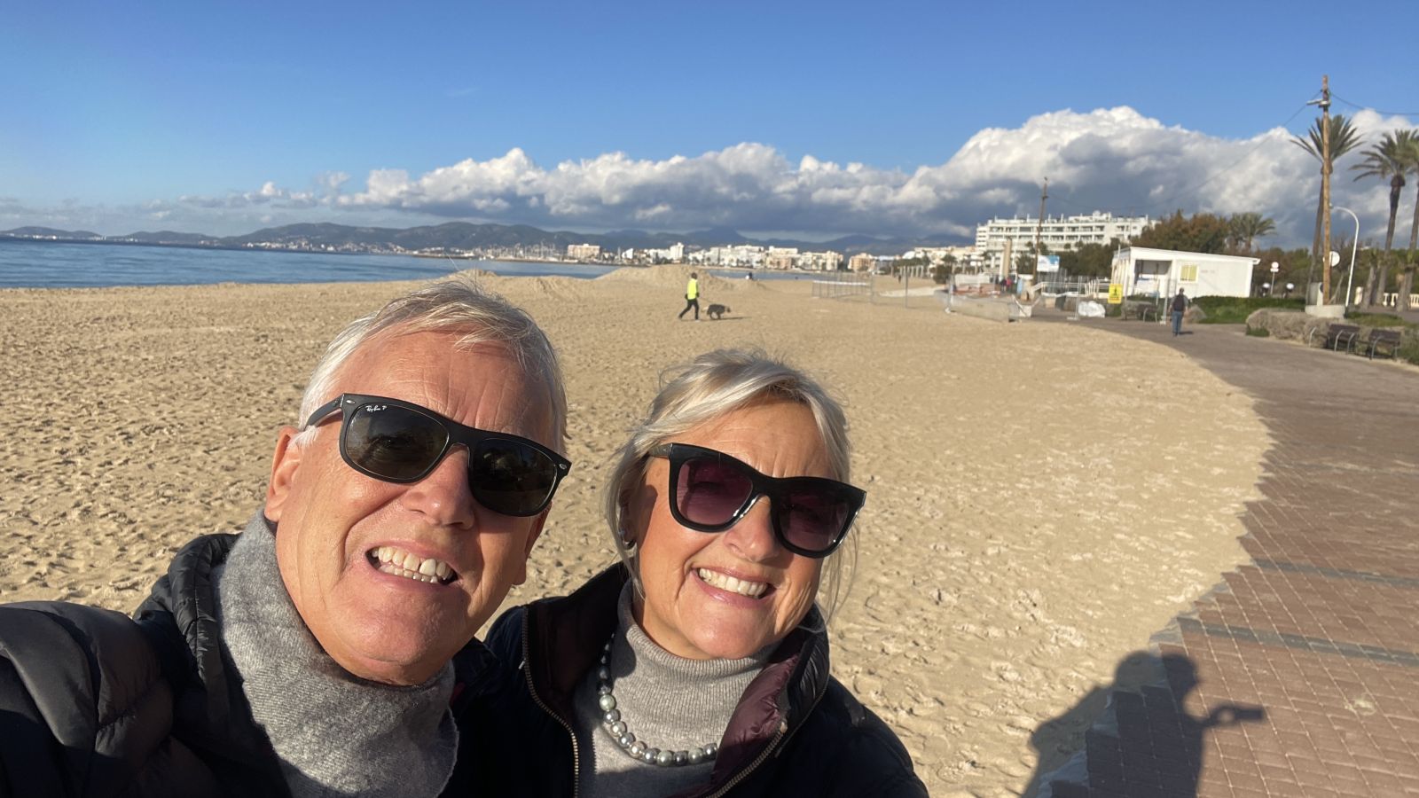 Axel und Claudia genießen einen ruhigen Strandabschnitt – authentische Momente an einem der schönsten Orte auf Mallorca