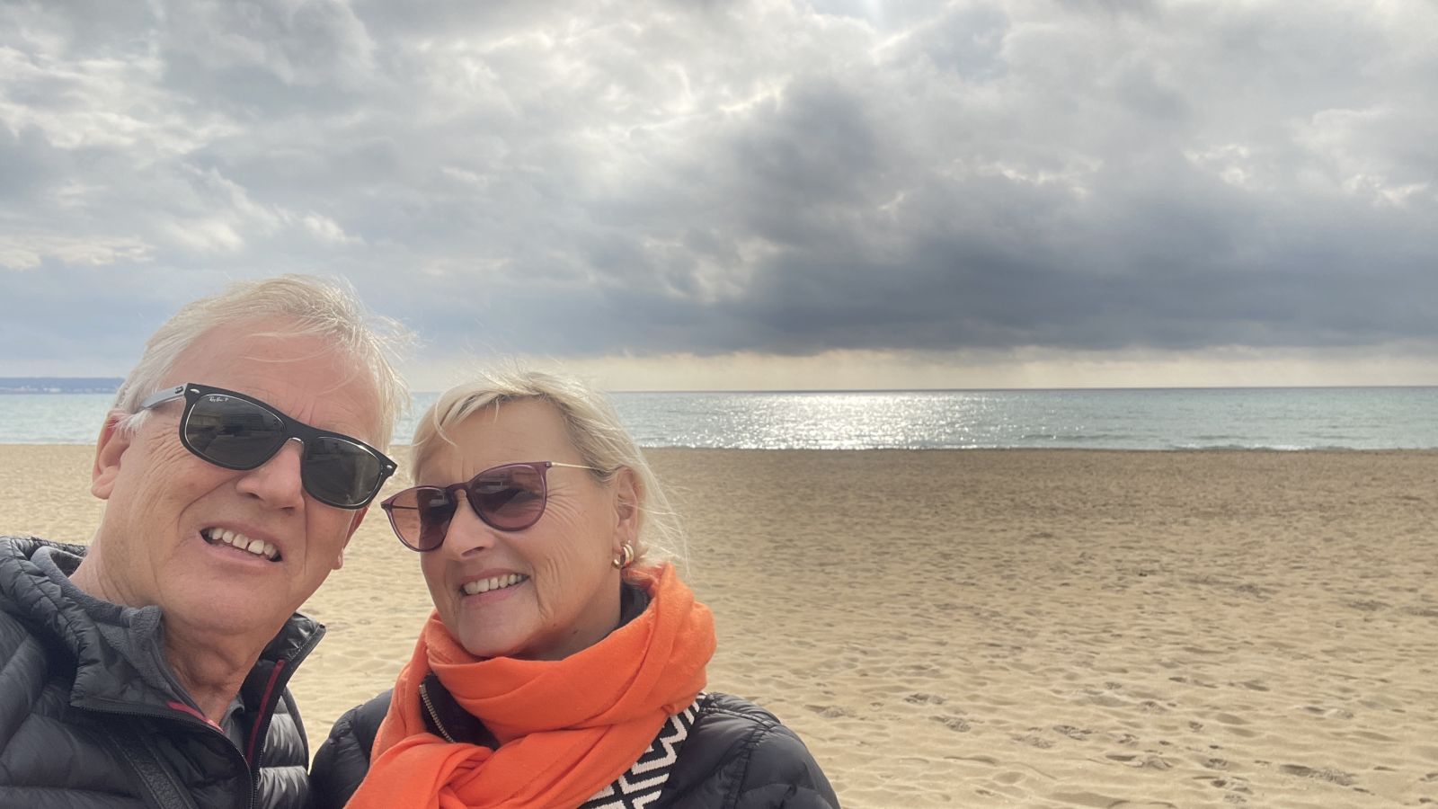 Axel und Claudia an einem idyllischen Strand – einer der schönsten Orte auf Mallorca für Ruhe, Natur und Meerblick