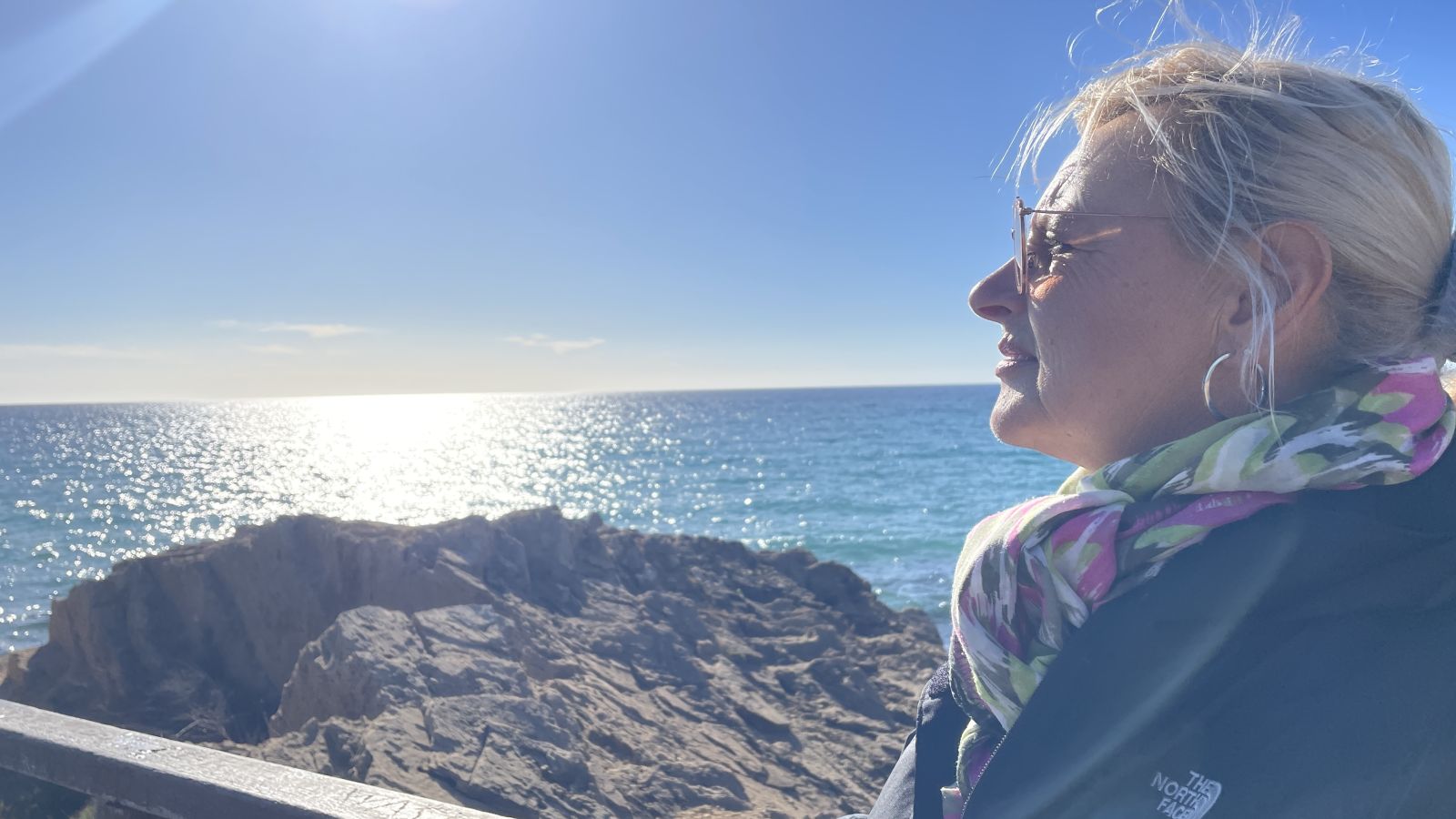 Claudia am Strand von Mallorca – entspannter Moment an einem der schönsten Orte auf Mallorca mit Meerblick und Natur