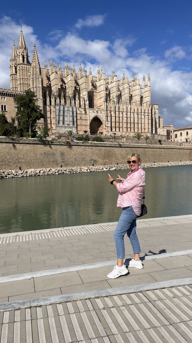 Claudia vor der Kathedrale La Seu in Palma de Mallorca – beeindruckende Architektur und mediterranes Flair in der Altstadt
