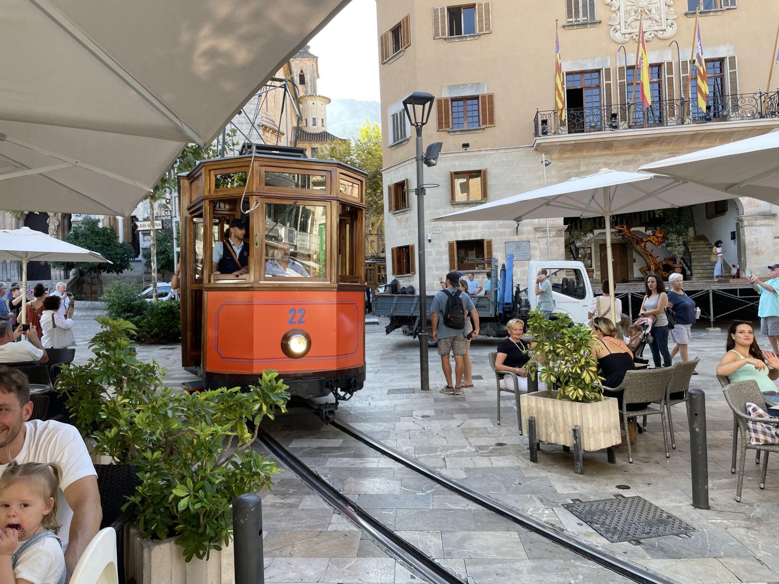 Straßenbahn-Station in Sóller mit Blick auf das Stadtzentrum