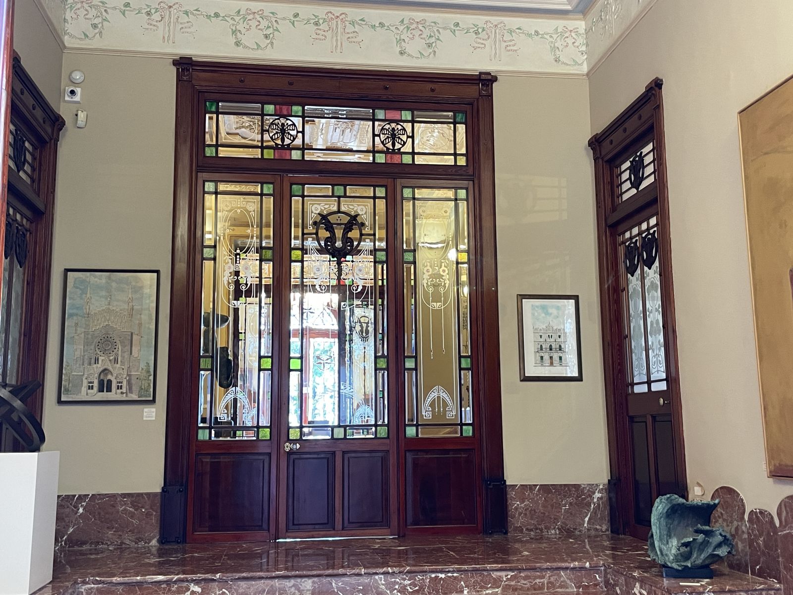 Mallorquinische Holztür mit dekorativen Elementen in der Altstadt von Sóller