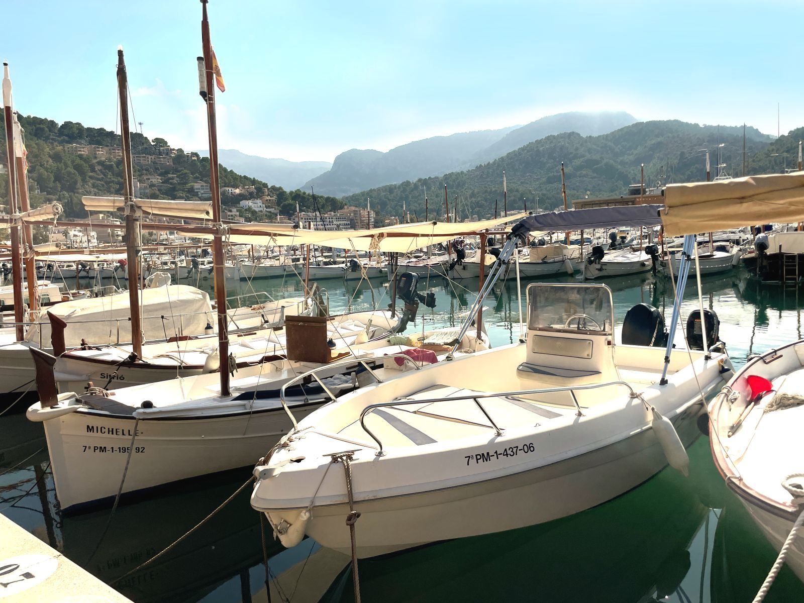 Boote im Hafen von Port de Sóller – maritimes Mallorca