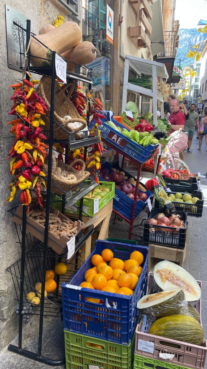 Farbenfroher Obst- und Gemüsestand auf dem Markt in Sóller