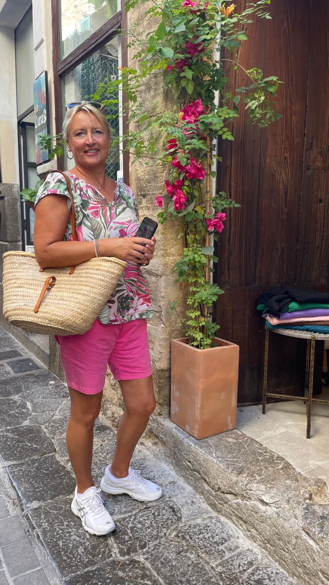 laudia beim Flanieren durch die charmante Fußgängerzone von Sóller
