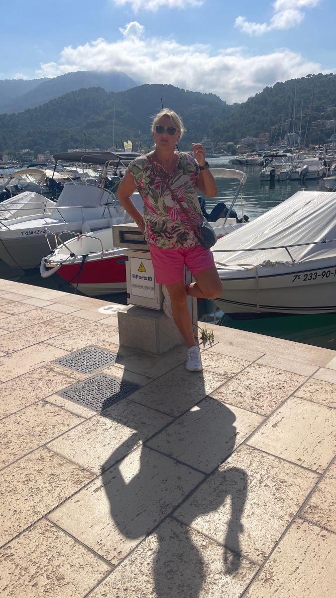 Claudia blickt auf das Hafenpanorama von Sóller bei Sonnenlicht