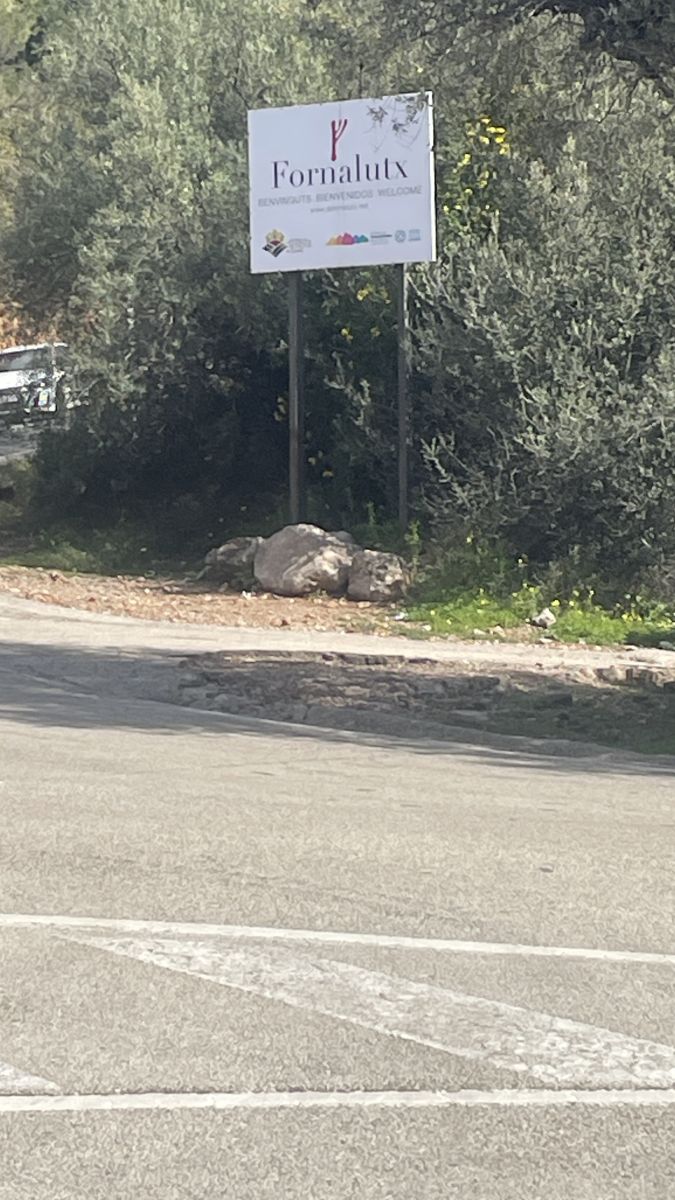 Wegweiser nach Fornalutx auf einer Wanderroute durch die Tramuntana