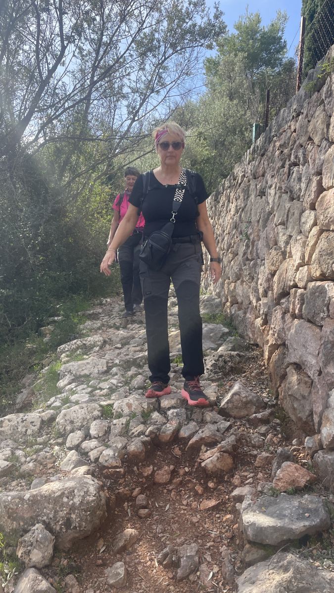 Wanderin auf dem Naturpfad bei Sóller mit typischer Mallorca-Vegetation