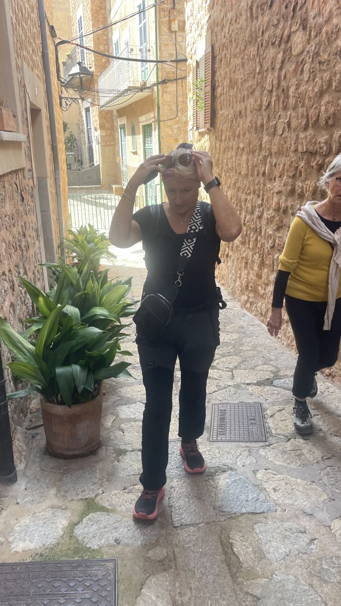 Claudia wandert durch die Berglandschaft rund um Sóller mit Aussicht auf die Tramuntana