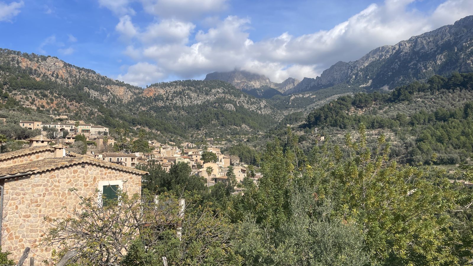 Fornalutx in der Serra de Tramuntana mit alten Olivenbäumen und steinernen Gassen