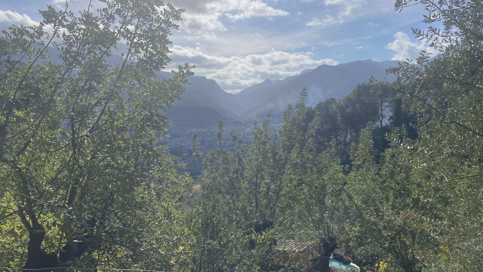 Typische Landschaftsaufnahme von Fornalutx mit Talblick und Natursteinbauten