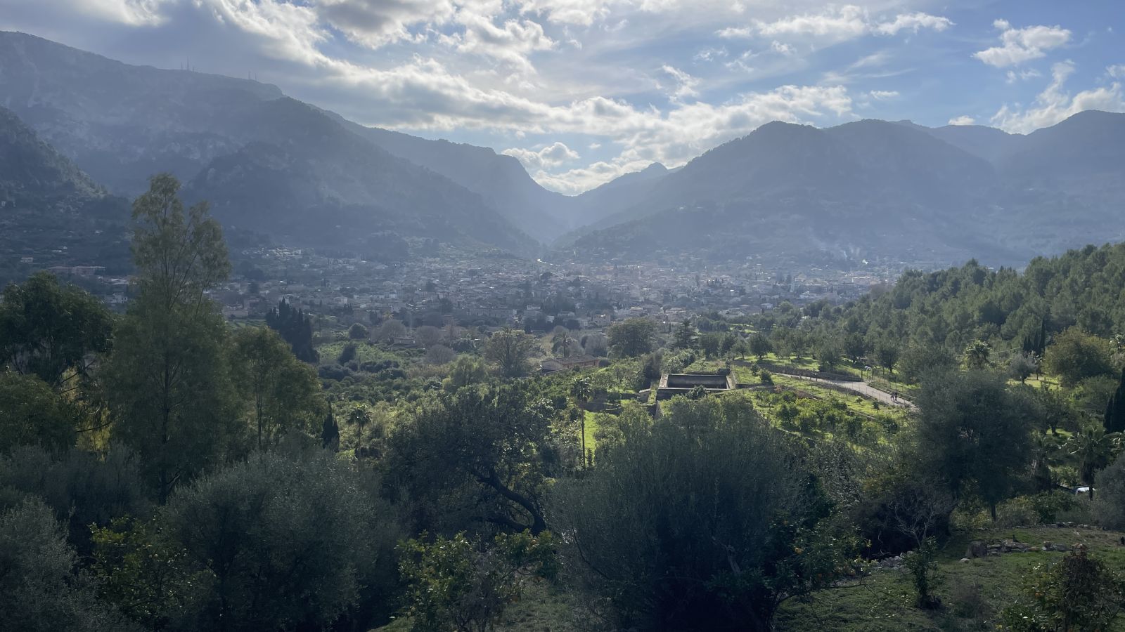 Blick auf das pittoreske Dorf Fornalutx mit typischen Steinhäusern und Bergen im Hintergrund