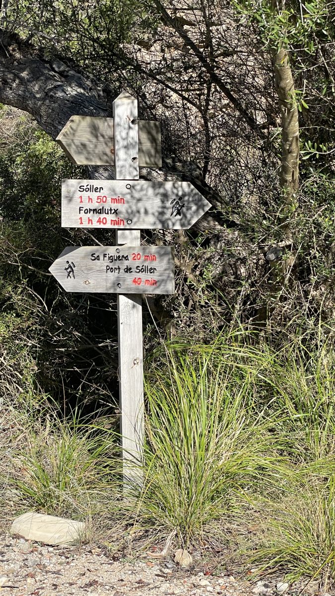 Wegweiser mit verschiedenen Wanderzielen auf Mallorca nahe Sóller