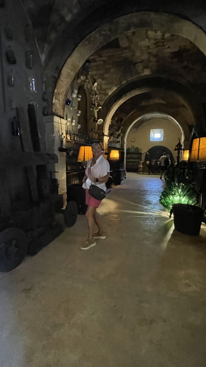 Claudia im Weinkeller des Landguts Els Calderers auf Mallorca.