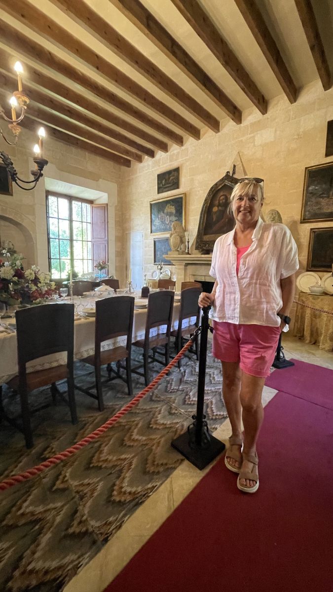 Claudia im Speisesaal des Herrenhauses Els Calderers auf Mallorca.
