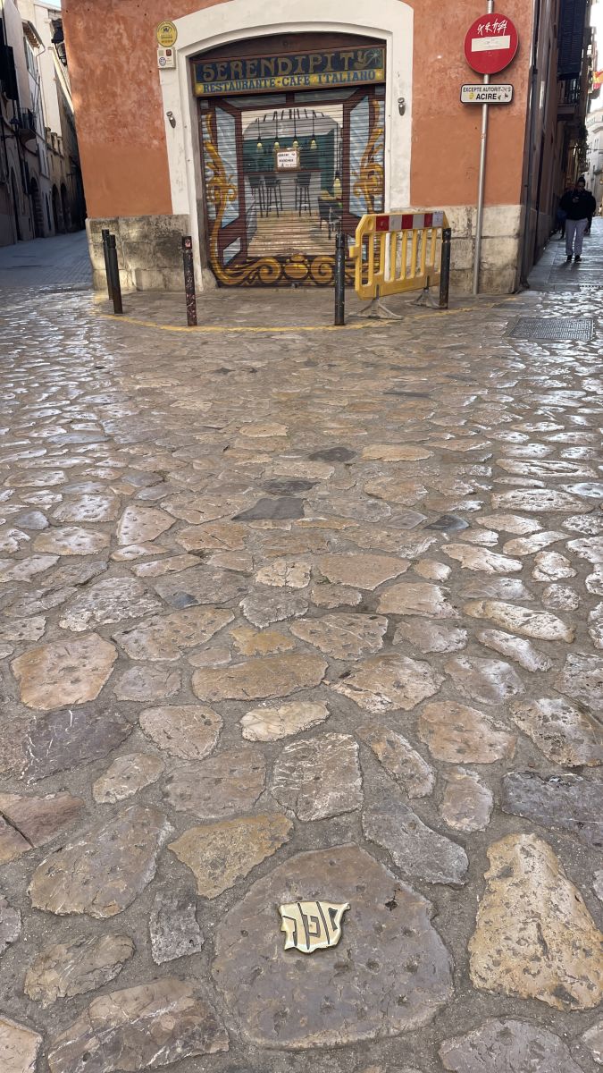 „Ein stiller Zeuge der Geschichte: Der Eingang zum ehemaligen Call in Palma – wo einst das Herz der jüdischen Gemeinde schlug.“