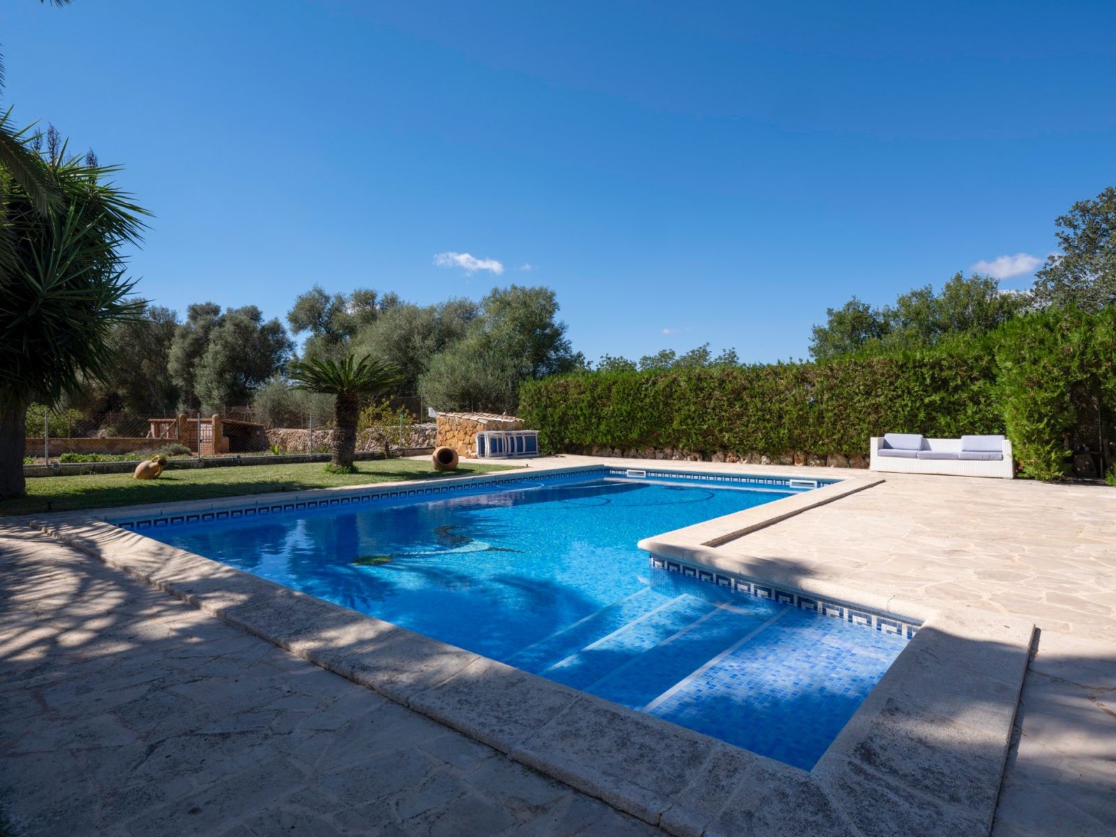 Pool einer Finca auf Mallorca mit Blick auf die mediterrane Landschaft