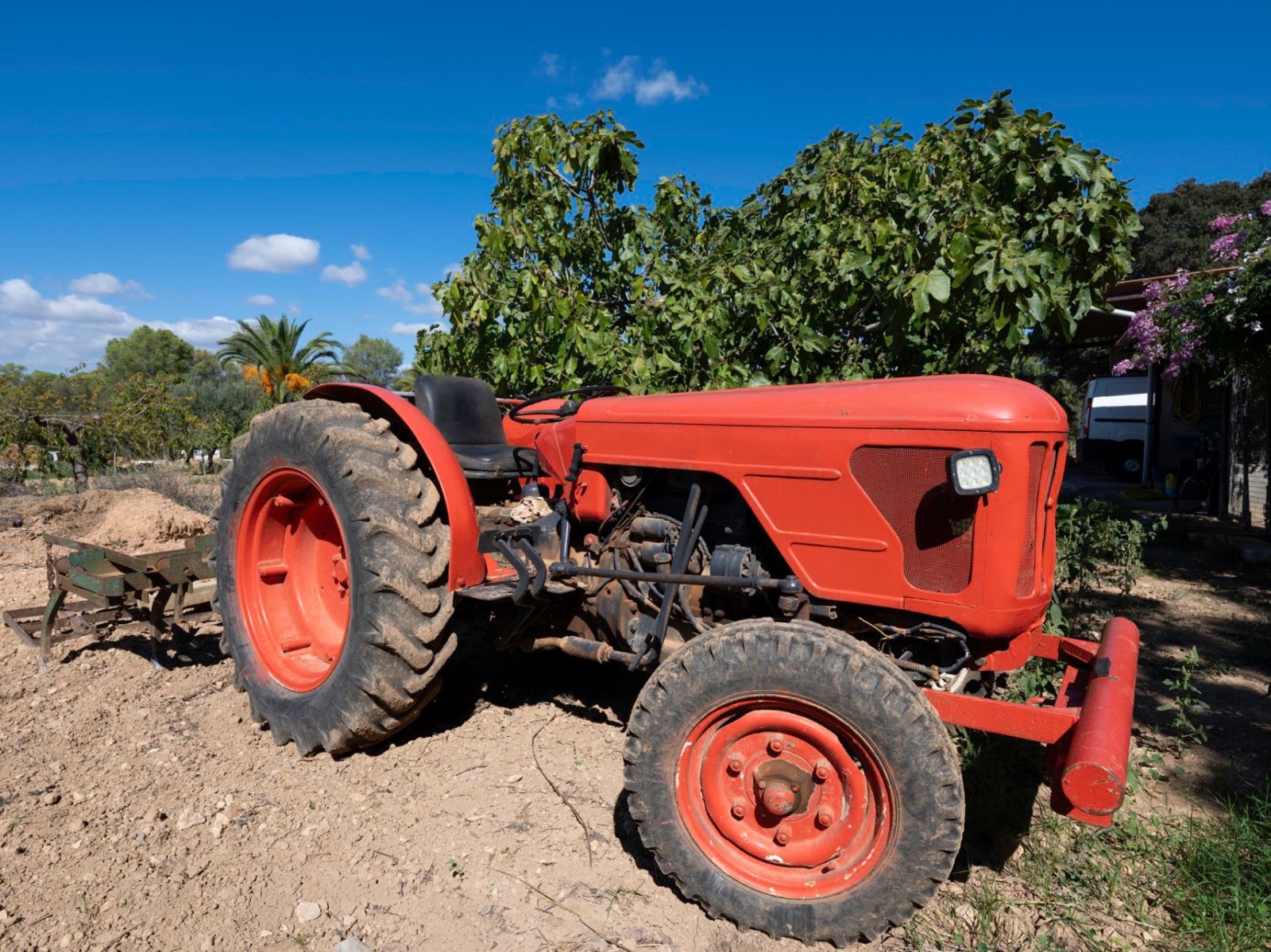Traktor auf einer mallorquinischen Finca bei der Feldarbeit