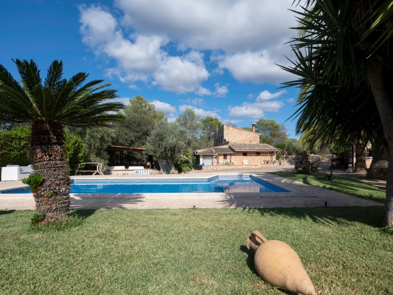 Privater Pool einer Finca auf Mallorca mit Sonnenterrasse