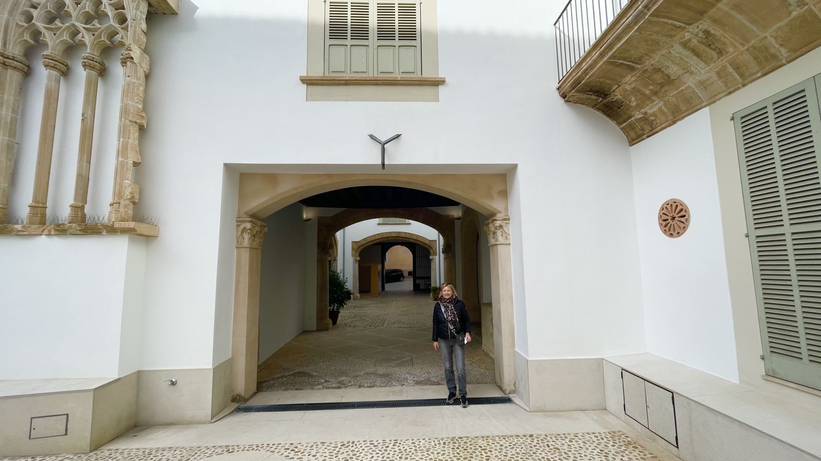 Museo de Mallorca – Eingang im Palacio Aiamans in Palma Claudia steht am historischen Eingang des Museo de Mallorca im Palacio Aiamans in Palma und begrüßt Besucher vor dem kulturellen Wahrzeichen der Insel.