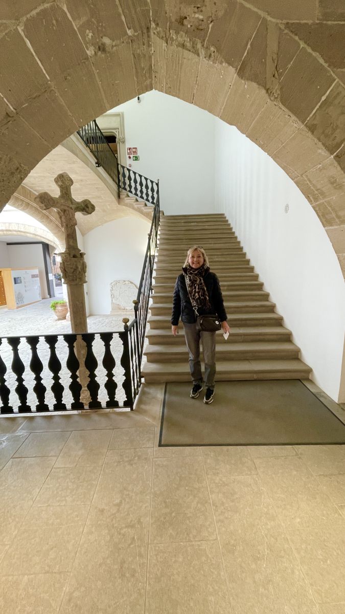 Claudia am Eingang des Museo de Mallorca im Palacio Aiamans Claudia am Eingang des Museo de Mallorca im Palacio Aiamans in Palma
