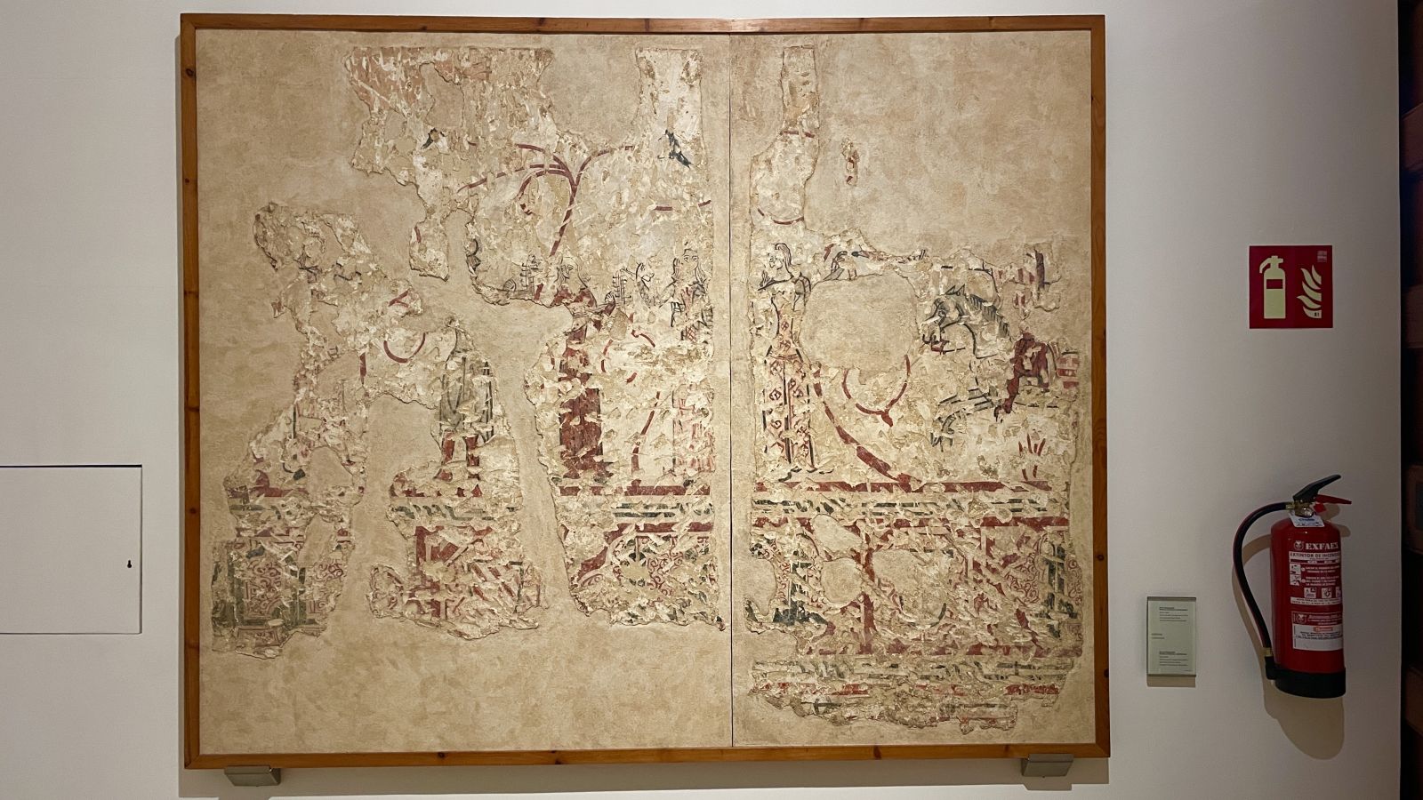 Ausstellungsdetail im Museo de Mallorca im Palacio Aiamans Strukturierte Wand mit zwei Gemälden im Museo de Mallorca in Palma