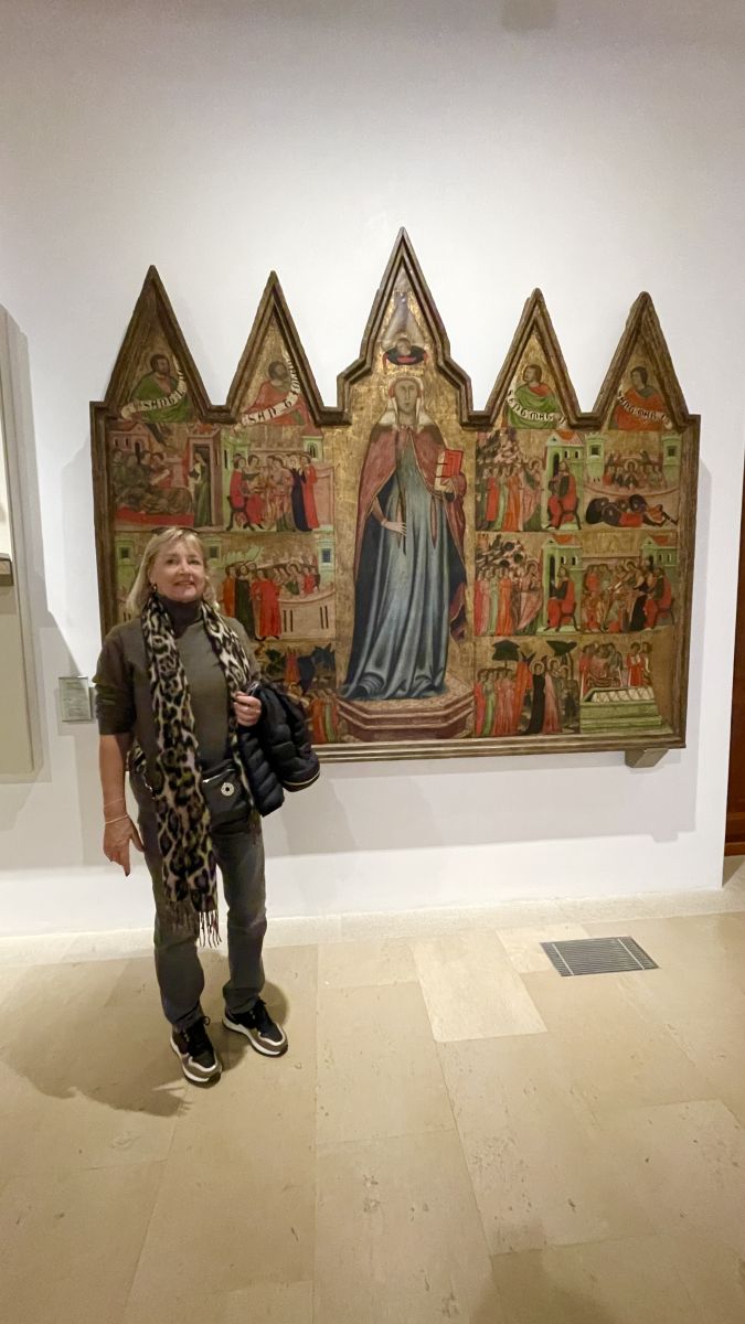 Claudia vor historischem Gemälde im Museo de Mallorca Claudia vor einem Gemälde im Museo de Mallorca im Palacio Aiamans in Palma