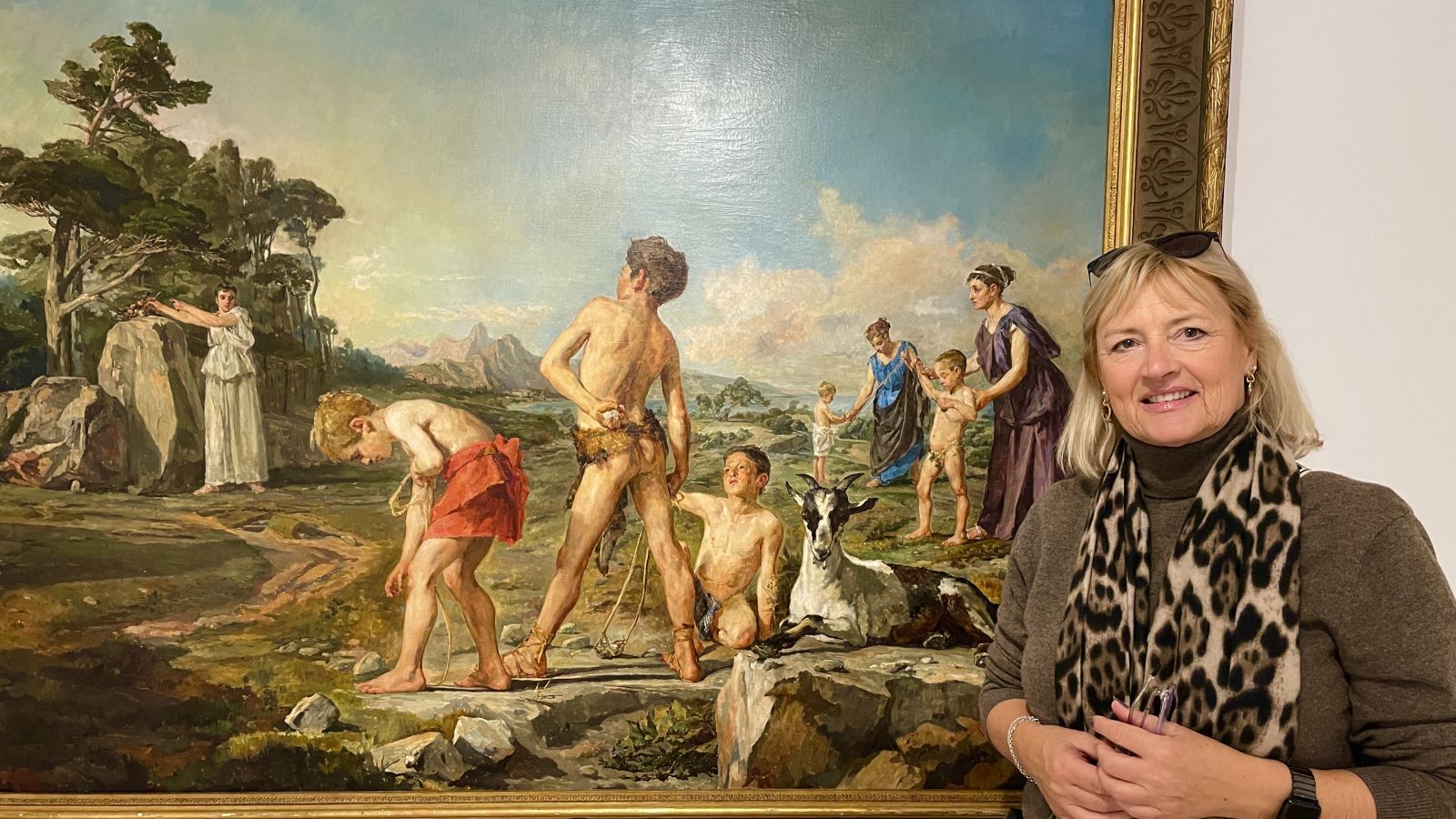 Claudia vor historischem Gemälde im Museo de Mallorca Claudia vor altem Gemälde im Museo de Mallorca im Palacio Aiamans