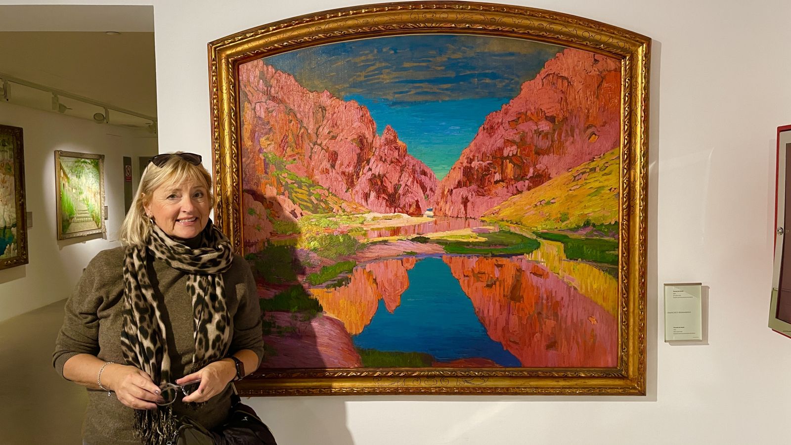 Claudia vor „Das Tor zum Paradies“ im Museo de Mallorca Claudia vor dem Gemälde „Das Tor zum Paradies“ im Museo de Mallorca