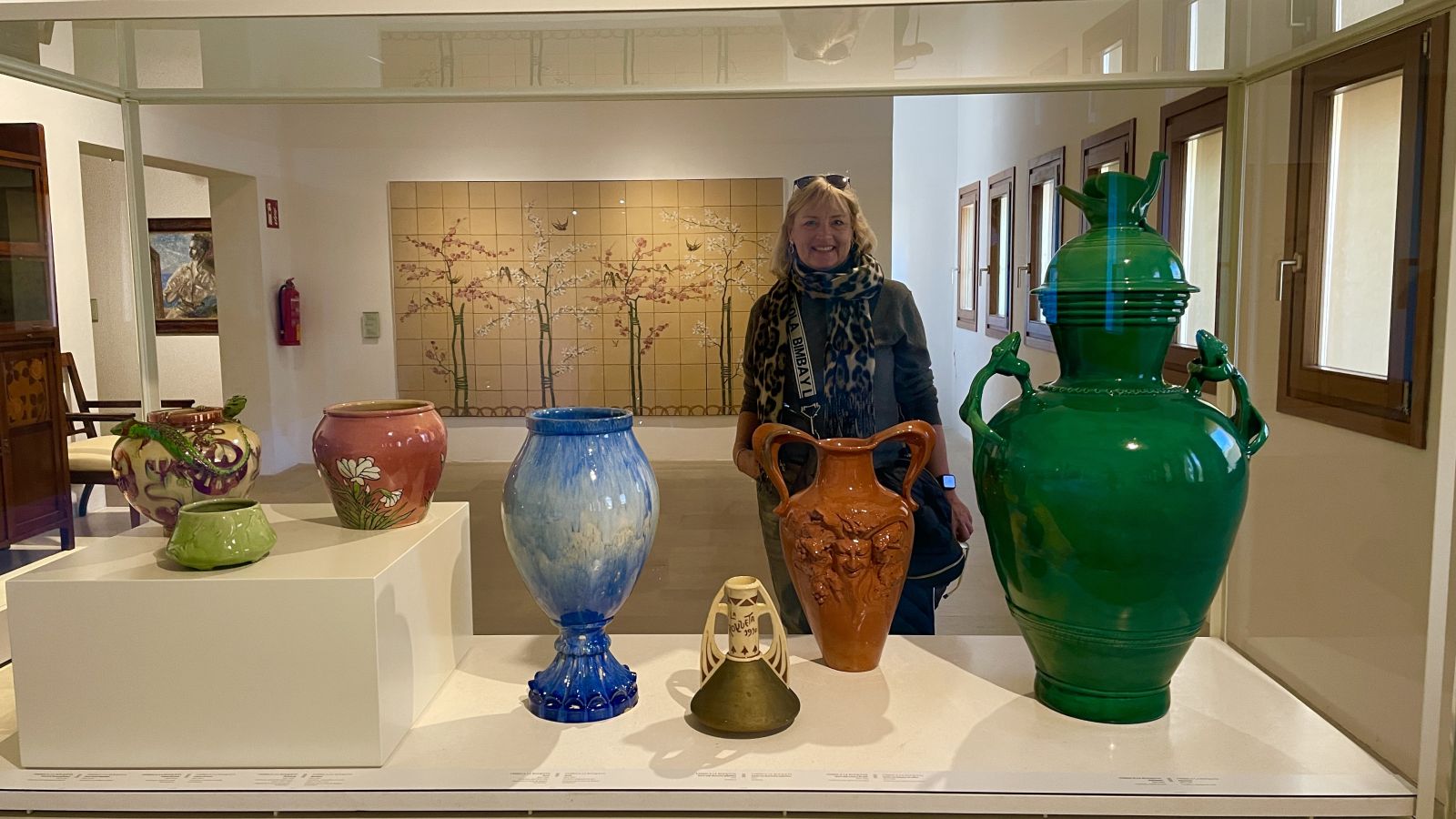 Claudia vor historischen Keramiken im Museo de Mallorca Claudia vor alten Keramiken im Museo de Mallorca im Palacio Aiamans
