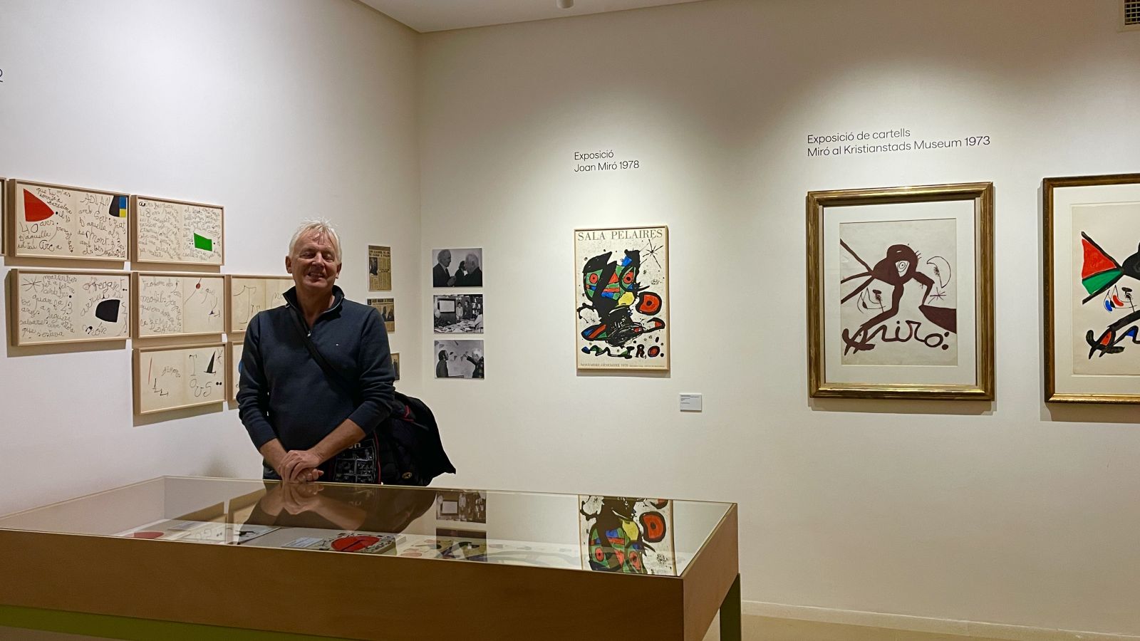 Axel vor Gemälde von Joan Miró im Museo de Mallorca Axel vor Miró-Gemälde im Museo de Mallorca