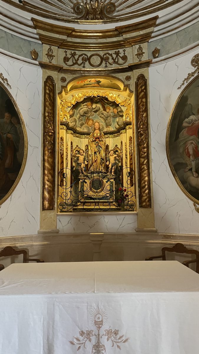 Der Altar des Santuari de Nostra Senyora de Gràcia