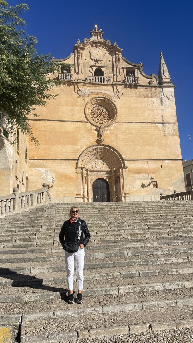 Kloster Sant Salvador in Felanitx – historischer Wallfahrtsort mit Aussicht über Mallorca Claudia steht vor dem Kloster Sant Salvador in Felanitx auf Mallorca, einem historischen Wallfahrtsort mit Panoramablick.
