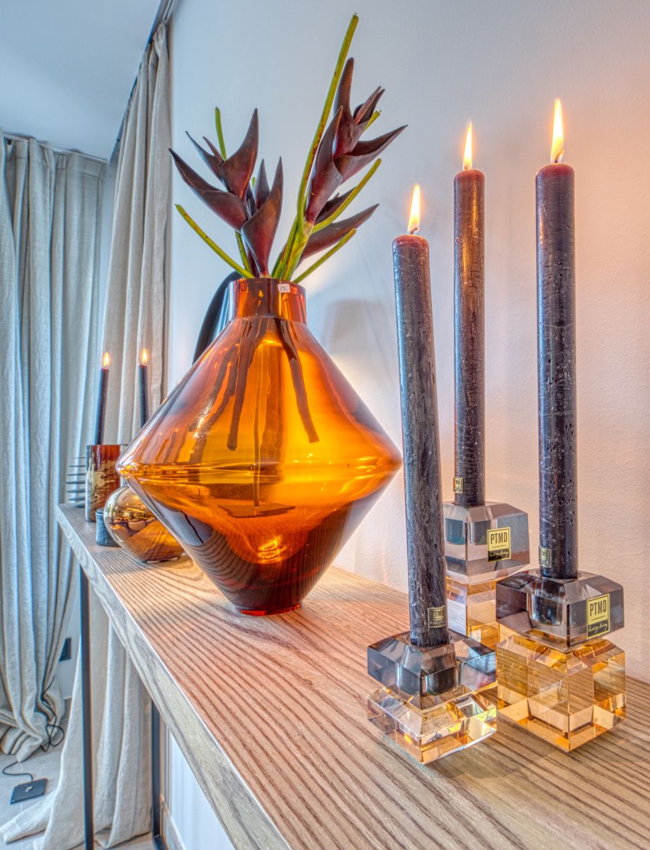 Stilvolles Interieur mit moderner Lampe auf eleganter Anrichte – Wohndesign auf Mallorca