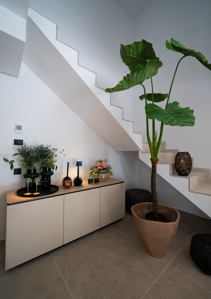Eleganter Eingangsbereich mit Pflanze und Treppenaufgang in einer modernen Villa auf Mallorca